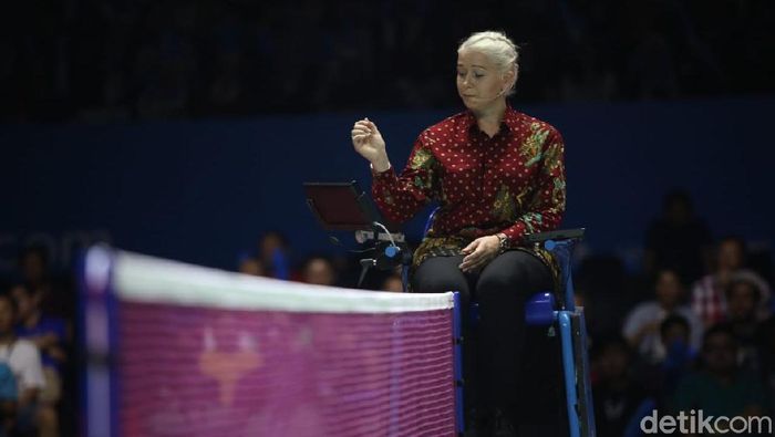 Wasit berbatik di semifinal Indonesia Open 2019. (Foto: Agung Pambudhy) Wasit berbatik di semifinal Indonesia Open 2019. (Foto: Agung Pambudhy)