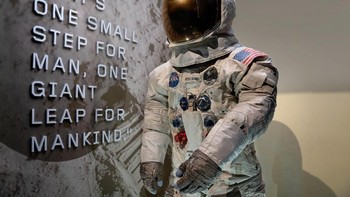 Baju angkasa Neil Armstrong lengkap dengan quotenya yang terkenal di latar belakang. Foto: Reuters