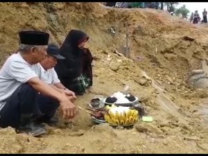 Warga Gelar Ritual Tolak Bala di Jalanan Longsor Sulawesi