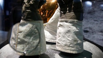 Ini pelindung tangan yang dikenakan Buzz Aldrin. Foto: Reuters
