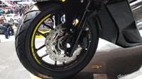 Motor mengunakan ban On-Road FDR Zevo. Peleknya diberi sentuhan warna senada dengan bodi. Foto: PT Astra Honda Motor