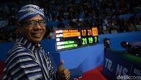 Tidak lupa blangkon menempel di kepala mereka.
