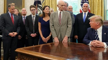 Presiden Trump sendiri dalam even itu mengatakan pendaratan di Bulan adalah salah satu prestasi terbesar dan Amerika nantinya juga akan menyambangi Mars. Jim lantas menjelaskan bahwa NASA harus pergi ke Bulan dulu sebagai semacam perantara sebelum dapat mengunjungi Mars. Foto: Reuters