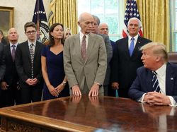 Momen Astronot Penakluk Bulan Mengeluh pada Trump