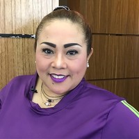 Nunung juga kerap mencocokkan riasan wajah dengan busananya. Seperti gayanya yang satu ini, ia tampil serasi dengan lipstik ungu yang senada warna blouse-nya. Foto: Instagram/@triretnoprayudati_nunung