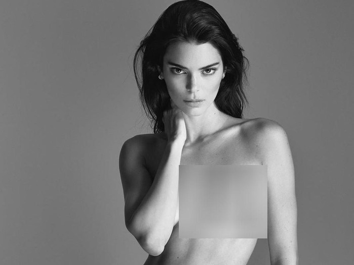Kendall Jenner pose tanpa busana.