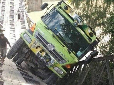 Truk Bermuatan Tiang Listrik Putuskan Jembatan Kayu di Banggai Sulteng 