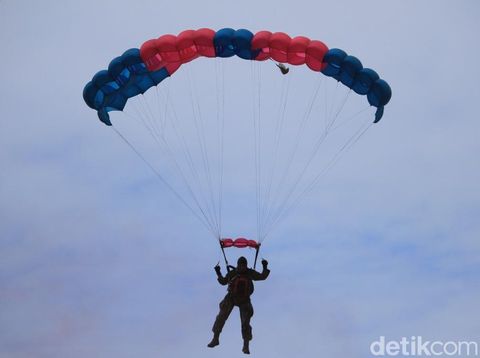 Balita Deby Bahagia Mendapat Kaki Palsu di Hari Bakti TNI AU ke-73