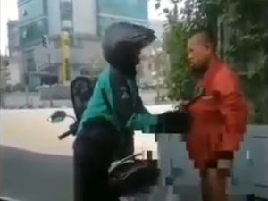 Luar Biasa! Driver Ojol Ini Beri Tunawisma Jaket Agar Tak Telanjang