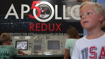 Anak-anak dengan antusias mengamati ruang replika saat misi Apollo 11. Foto: Getty Images