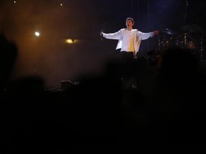 Troye Sivan sampai Ariana Grande, 5 Penyanyi yang Punya Lagu Kurang dari Semenit