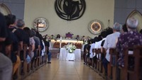Sebelum dimakamkan, jenazah Arswendo Atmowiloto dilepas di Gereja St. Matius Penginjil. Foto: Noel/detikHOT