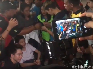 Haru Kisah Samuel Bocah Disabilitas Berfoto dengan The Minions