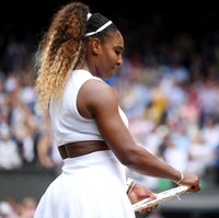 Saat berlaga di lapangan ia bergaya sporty dan tangguh dengan rambut keriting ombre yang diikat ke belakang. Tapi begitu melangkahkan kaki ke red carpet, sosoknya berubah drastis. Foto: Getty Images