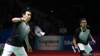 Gim kedua berjalan lebih ketat. Namun, Hoki/Kobayashi berhasil unggul 11-10 saat interval setelah menyambar bola tanggung di depan net dengan smash keras. Meski begitu, Hendra/Ahsan memanfaatkan kesalahan beruntun lawan untuk berbalik unggul sekaligus membuka jarak 17-14. Gim kedua akhirnya direbut Hendra/Ahsan dengan skor 21-19 setelah pukulan Hoki keluar dari garis belakang lapangan.