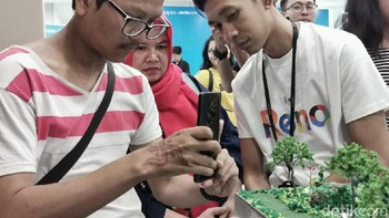 Salah satu tim berusaha mencari angle menarik (Foto: Agus Tri Haryanto/detikINET)