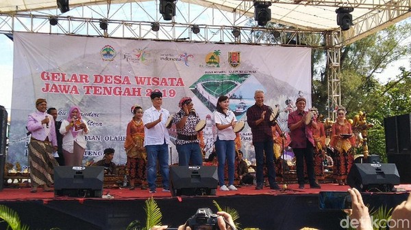 Untuk mendukung bertumbuhnya desa wisata, Ganjar berjanji akan menganggarkan Rp 100 juta untuk tiap desa wisata tahun depan untuk uji coba. (Angling Adhitya Purbaya/detikcom) Untuk mendukung bertumbuhnya desa wisata, Ganjar berjanji akan menganggarkan Rp 100 juta untuk tiap desa wisata tahun depan untuk uji coba. (Angling Adhitya Purbaya/detikcom)