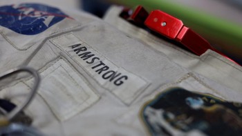 Baju angkasa milik Neil Armstrong ikut dipamerkan dalam perayaan 50 tahun ke Bulan. Foto: Reuters