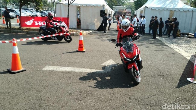 Menjajal Skutik Penjelajah 150 cc Honda ADV 150, Pertama di Dunia Menjajal Skutik Penjelajah 150 cc Honda ADV 150, Pertama di Dunia