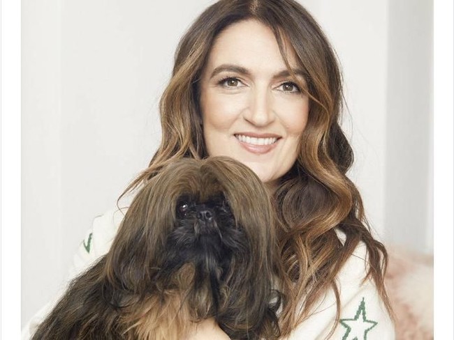 Gaya rambut anjing ini kembaran dengan pemiliknya. Mungkin keduanya baru keluar dari salon bersama? Foto: Twitter