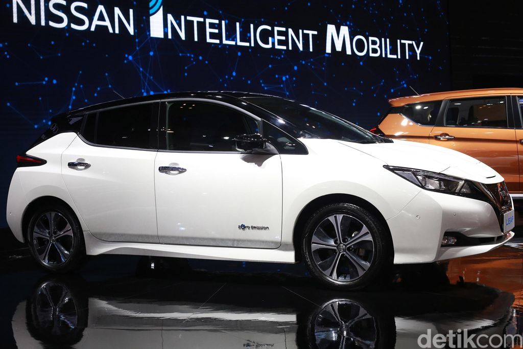 Untuk pertama kalinya, Nissan membawa mobil listrik terlaris di dunia Nissan LEAF ke Indonesia. Model baru Nissan LEAF itu juga akan diluncurkan di Indonesia tahun depan.
