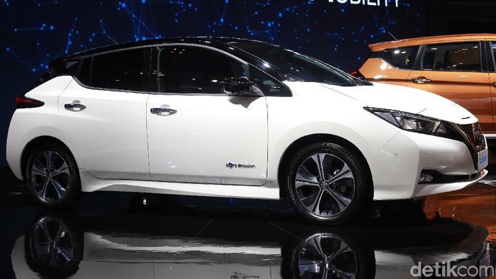 Untuk pertama kalinya, Nissan membawa mobil listrik terlaris di dunia Nissan LEAF ke Indonesia. Model baru Nissan LEAF itu juga akan diluncurkan di Indonesia tahun depan.