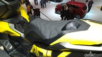Jok motor Honda ADV 150 modifikasi. Joknya juga sudah dicustom dengan model double seat. Foto: PT Astra Honda Motor