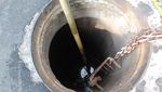 Potret Pembersihan Gorong-gorong Tersumbat Sampah Kondom di Kuningan