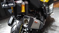Pada kakinya, motor modifikasi ini menggunakan ban depan tubeless berukuran 120/70 14, ban belakang 140/60 13 dengan Exhaust System Pro Speed Viper.  Foto: PT Astra Honda Motor