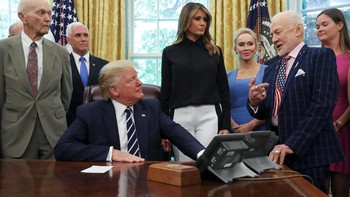 Presiden AS, Donald Trump, menerima Buzz Aldrin dan Michael Collins di Gedung Putih. Foto: Getty Images