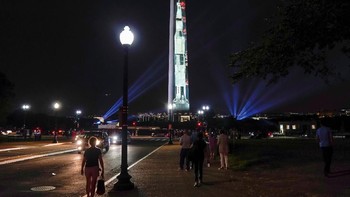 Monumen Washington memancarkan gambar roket Saturn V yang meluncurkan Apollo 11 ke Bulan. Foto: Reuters