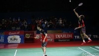 Kevin/Marcus menekan lawannya untuk menyudahi perlawanan Li/Liu dengan mudah di gim pertama. Skenario serupa terjadi di gim kedua.