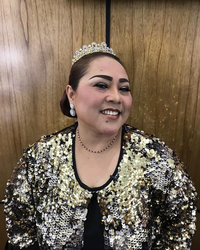Gaya bling-bling Nunung dengan bolero aksen sequin dan tiara. Wajahnya pun tak kalah berkilauan dipulas eyeshadow nuansa metalik. Foto: Instagram/@triretnoprayudati_nunung