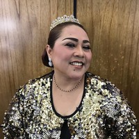 Gaya bling-bling Nunung dengan bolero aksen sequin dan tiara. Wajahnya pun tak kalah berkilauan dipulas eyeshadow nuansa metalik. Foto: Instagram/@triretnoprayudati_nunung