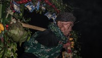 Festival ini adalah festival utama orang Tengger dan berlangsung sekitar sebulan. Pada hari keempat belas, orang Tengger melakukan perjalanan ke Gunung Bromo untuk memberikan persembahan beras, buah-buahan, sayuran, bunga, dan ternak untuk melemparkan mereka ke kaldera gunung berapi. 