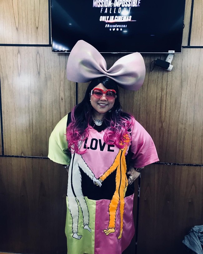 Tampil di talkshow salah satu TV swasta, Nunung bergaya ngejreng dengan T-shirt dress color-block dan pita besar di kepala yang membuat penampilannya eye catching. Foto: Instagram/@triretnoprayudati_nunung