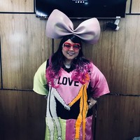 Tampil di talkshow salah satu TV swasta, Nunung bergaya ngejreng dengan T-shirt dress color-block dan pita besar di kepala yang membuat penampilannya eye catching. Foto: Instagram/@triretnoprayudati_nunung