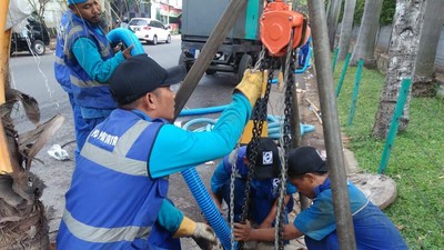 Potret Pembersihan Gorong-gorong Tersumbat Sampah Kondom di Kuningan