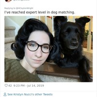 Lagi-lagi warna rambut yang membuat majikan mirip dengan peliharaannya. Seperti wanita ini yang berpose dengan anjing berbulu hitam legam. Foto: Twitter