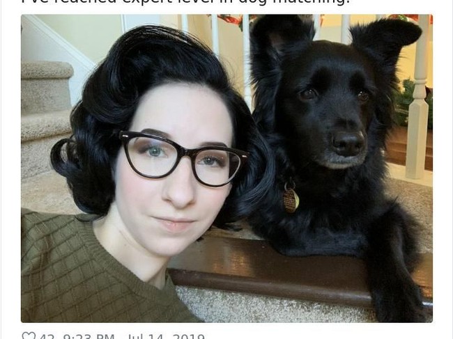 Lagi-lagi warna rambut yang membuat majikan mirip dengan peliharaannya. Seperti wanita ini yang berpose dengan anjing berbulu hitam legam. Foto: Twitter