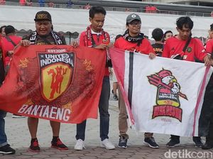 Fans Manchester United Merahkan National Stadium Singapura