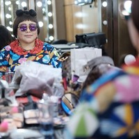 Nunung kerap mengandalkan kacamata hitam untuk menunjang penampilannya. Kali ini ia bergaya dengan baju motif payung, kacamata hitam, dan rambut berponi yang disanggul sebagian. Foto: Instagram/@triretnoprayudati_nunung