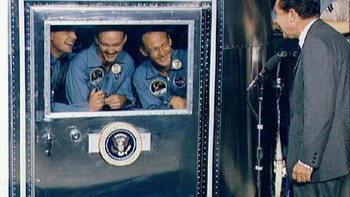 Salah satu foto bersejarah di mana Presiden Richard Nixon tampak menyambangi tempat pelatihan mereka sebelum menuju ke Bulan. Foto: Reuters