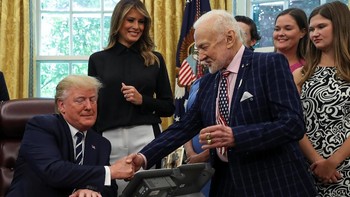 Dalam kesempatan ini, Buzz Aldrin yang adalah manusia kedua yang menginjakkan kaki di Bulan setelah Neil Armstrong melontarkan keluhan pada Trump soal melambatnya prorgam antariksa oleh NASA. Saya kecewa dengan kemajuan dalam 50 tahun terakhir, kata Buzz. Foto: Reuters