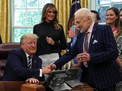 Momen Astronot Penakluk Bulan Mengeluh pada Trump