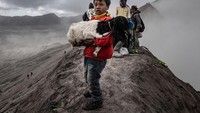 Warga dari Kabupaten Probolinggo, Kabupaten Lumajang, Pasuruan dan Malang yang berada disekitar Kawasan Gunung Bromo ini melempar sesaji ke mulut kawah Gunung Bromo, sebagai puncak perayaan Yadya Kasada.