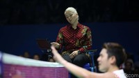 Menurut Kasubid Hubungan Internasional PP PBSI, Bambang Roedyanto, awalnya, pemakaian batik dan blangkon sempat mendapat pertentangan dari Badminton World Federation (BWF). Sebelum akhirnya diperbolehkan. 