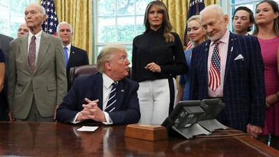 Momen Astronot Penakluk Bulan Mengeluh pada Trump