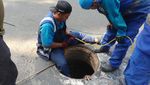 Potret Pembersihan Gorong-gorong Tersumbat Sampah Kondom di Kuningan