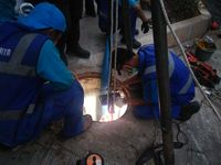 Suasana pembersihan gorong-gorong di kawasan Kuningan
